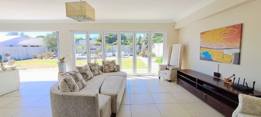 5 Bedroom Property for Sale in Sandbaai Western Cape